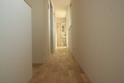 【個人住宅　カバザクラ/2階の廊下部分にカバザクラの床材をご採用頂きました。白のクロスとあわせて清潔感のある空間となっています。】