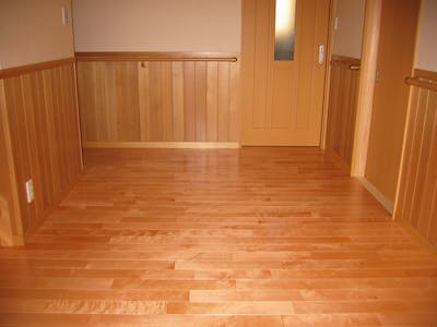 【個人住宅　西南桜/西南桜の床材とアガチスの腰板の組み合わせで、ナチュラルテイストな雰囲気を醸し出しています。】