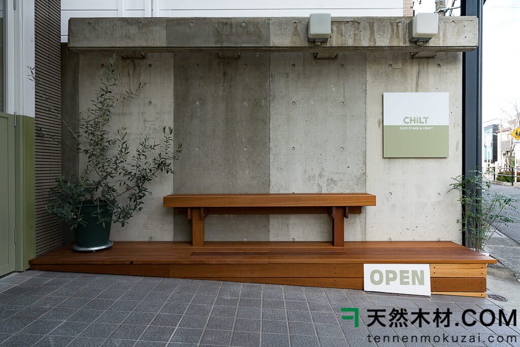東京都・店舗　セランガンバツー・レッドシダー羽目板 施工事例の写真です。