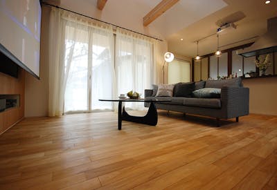 【個人住宅　チーク/デザイン性の高いインテリアと高級感あるチークの床がとてもマッチしています。】