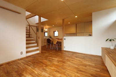 【個人住宅　チーク/床、建具、天井と空間全体に木材がふんだんに使われていて、木に包まれたやさしい空間に仕上がっています。】