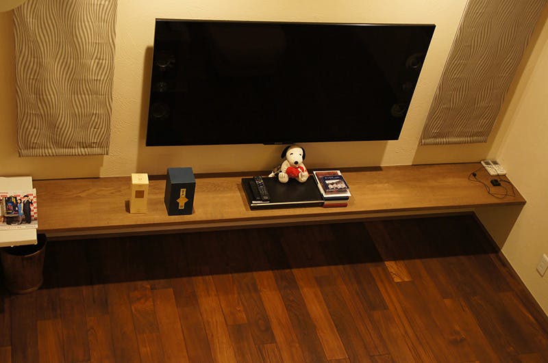 チーク床材との相乗効果で、TVカウンターも豪華に見えます。