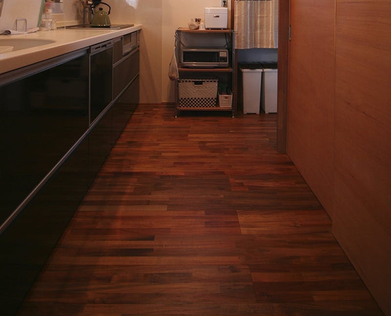 福島県・個人住宅 K様邸 キッチンにもアカシアの床材を。濃い色が空間を引き締まったものにしています。