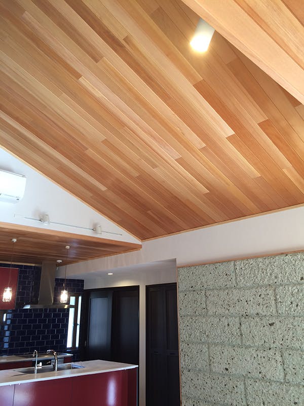 勾配天井にも天然木材のアガチスを施工