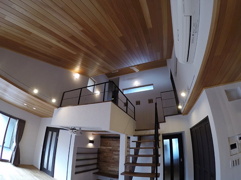 天然木材のアガチス羽目板で空間の高さ、広さがより感じられる部屋