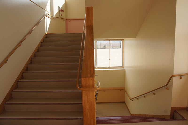 階段の枠材にもタモを採用