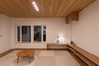 【個人住宅　アガチス/独特の光沢と緻密な木目がお部屋の空間演出を、より良いものにしているなと実感いたしました。】