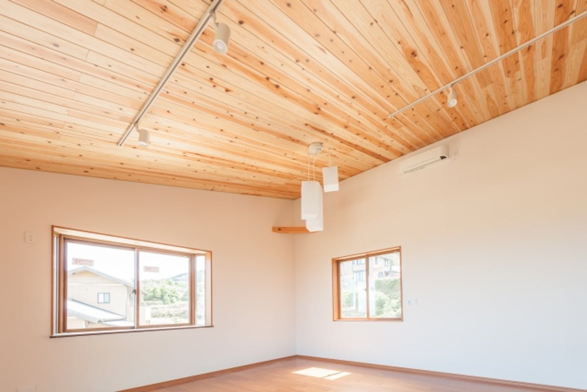 天井を木材でおしゃれに演出 照明やライトと併せるのがおすすめ 知識