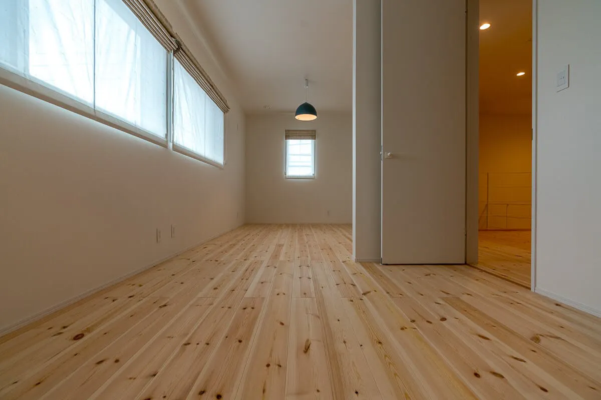 無垢床材の基礎知識!樹種のおすすめとメンテナンス方法を紹介|商品の解説