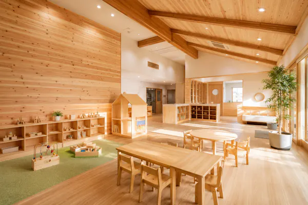 幼稚園・保育園に羽目板を採用するメリットとは？教育施設におすすめの樹種も紹介