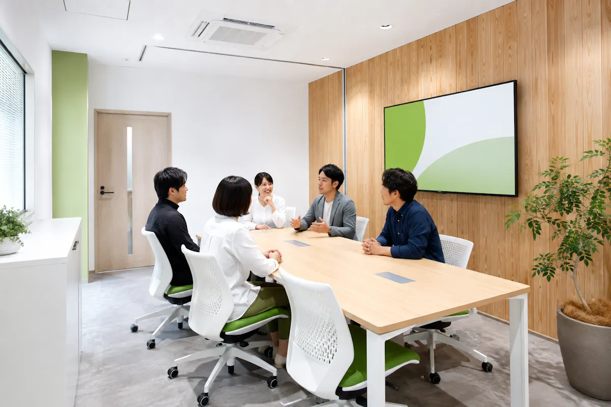 オフィス　会議室　羽目板